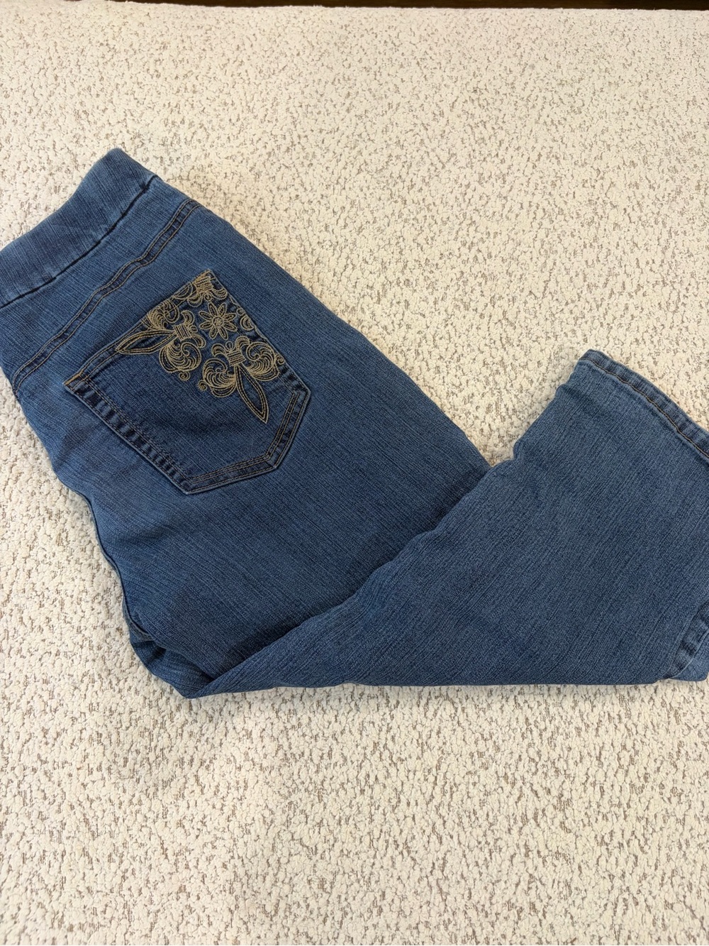 Lee capris Gold Embroidered Back Pocket